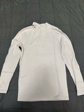 Under Armour white long sleeve shirt Size M #athleticwear #fitness